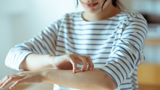 掻けば掻くほどかゆいのはなぜ?「かゆみ」が起こる仕組みや対処法【医師が解説】