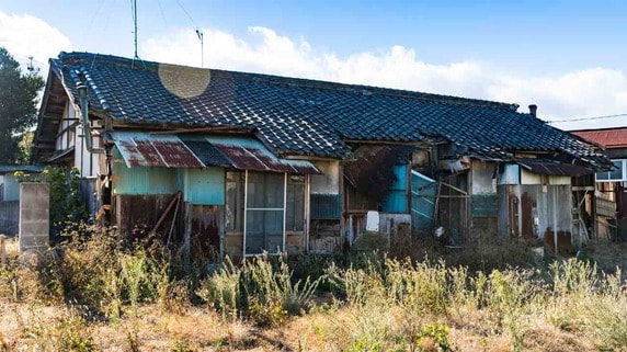 〈空き家にしか見えない実家〉に1人きり…「兄弟とはもう何年も連絡を取っていない」氷河期世代・54歳男性の“静かな孤立”