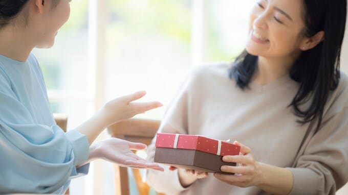 英語で「そんな気をつかってくれなくてもよかったのに」「わざわざご丁寧に…」はたった“3語”【ネイティブにスッと伝わる英語表現の言い換え】