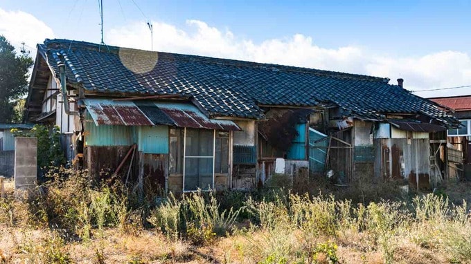 〈空き家にしか見えない実家〉に1人きり…「兄弟とはもう何年も連絡を取っていない」氷河期世代・54歳男性の“静かな孤立”