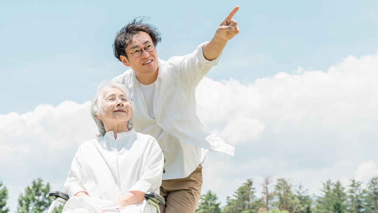 「月32万円」の高級老人ホームに入居した78歳母が要介護に。〈おむつ代〉と〈通院費〉で「月4.5万円」の負担増も、総支払額は減る「老人ホームの費用」の不思議