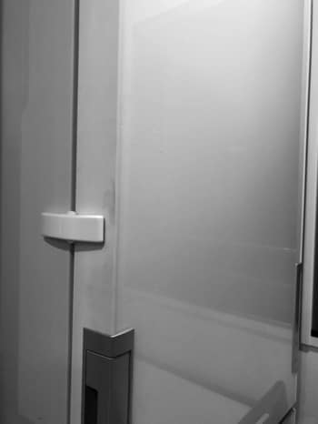 ドアロックで扉が開かないようにしています