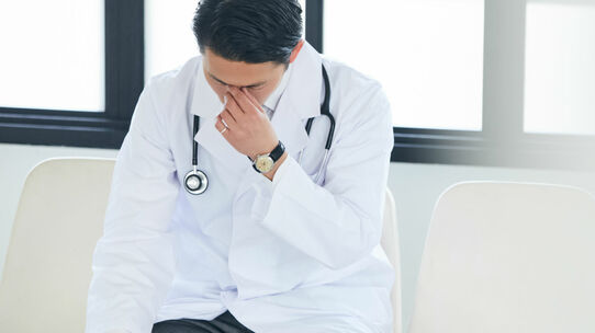 頑張って医師になっても「サラリーマンより不安定」という現実