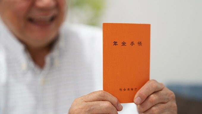 「ここまで引かれるとは…」年金月17万円・70歳元サラリーマンが「年金繰下げ」で思い知る〈想定外の手取り額〉【FPが「繰下げ受給」の仕組みを解説】