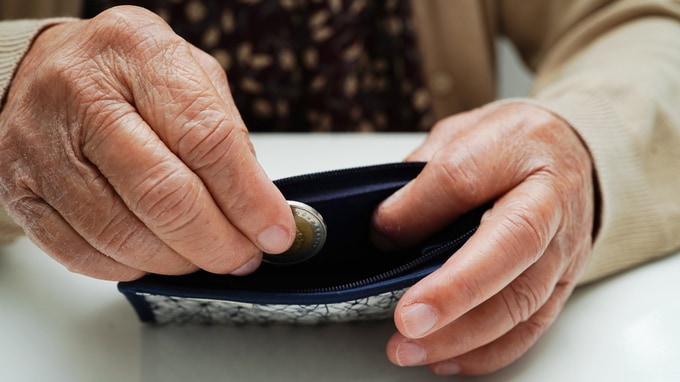 元夫ですか？死んでるんじゃないかしら…都営住宅に暮らす70歳女性、「年金12万6000円」で徹底する倹約生活。息子からの小遣いも孫のお年玉にあて、コツコツ貯めた「驚きの貯蓄額」