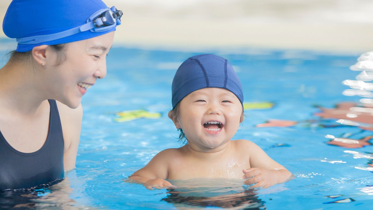 水泳は何歳から始める？スイミングを習うメリットとスクール選びのコツ【水泳オリンピック選手の解説】