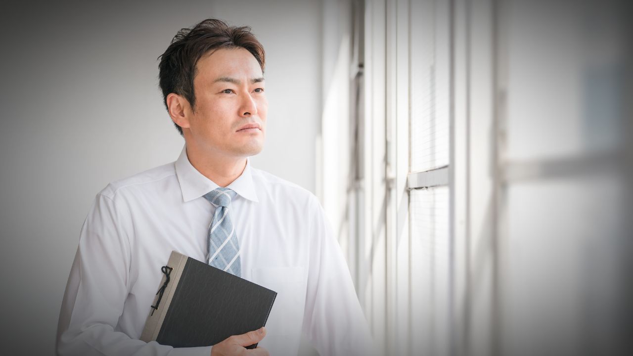 もう限界…〈年収900万円〉44歳の小学校教師、夜20時の電話連絡に「転職を決断」も、絶望すら感じた「面接官のひと言」