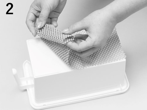 2 ケースの手前側は、滑り止めシートを一回巻いて厚みを出します