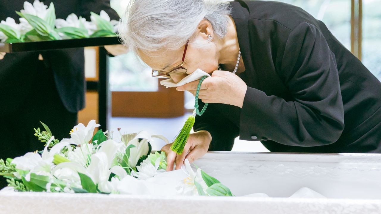 愛する息子は突然に…嫁は「もう赤の他人なので」と残し、孫とともに退散。ひとりぼっちで置き去りにされた60代母が、慟哭の中で残した〈一通の手紙〉【FPが解説】