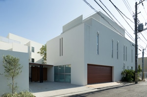 2筆に分筆された敷地にそれぞれ1棟ずつ建ち、将来の相続にも対応できる