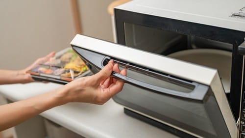 レンジ機能だけの家電製品に買い替えて、レンジ機能だけの食品を買い備える方が安心できるという。（※画像はイメージです/PIXTA）