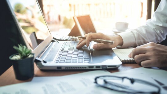 会社売却 or 事業売却…より高く売れるのはどっち?