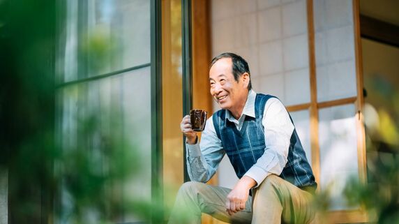 「年金が確実に増える」と言われたが…〈年金月15万円〉〈貯金1,800万円〉繰下げ受給を捨てた65歳元会社員が、5年後に“納得の笑顔”を浮かべたワケ