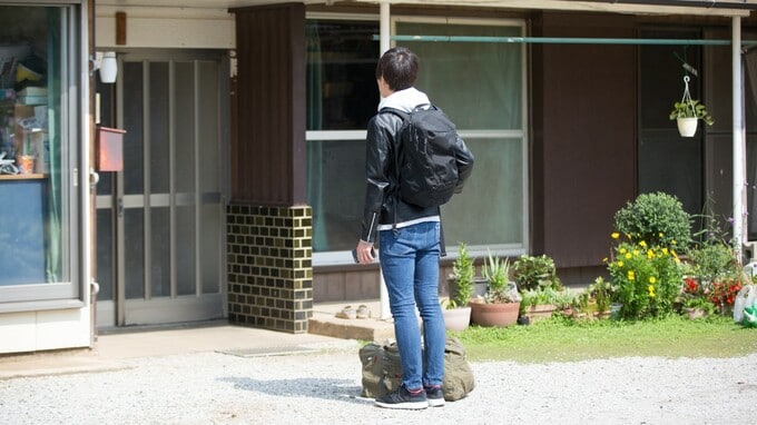 年金14万円・80代の母、死去…50代独身長男、数年ぶりの実家訪問で、膝から崩れ落ちた「まさかの光景」