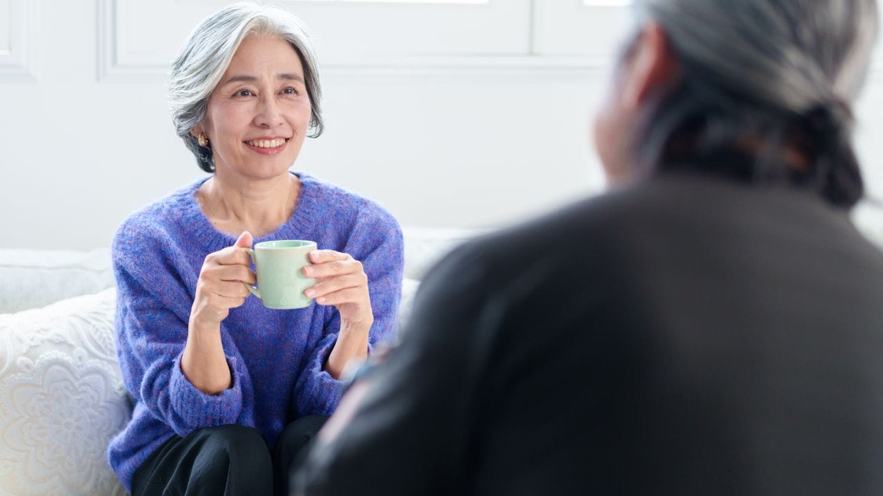 今では笑い話だけどねぇ…〈年金月14万円〉でも〈時給1,280円〉で働き続ける72歳女性、結婚50年の夫の葬式で目撃した「まさかの光景」