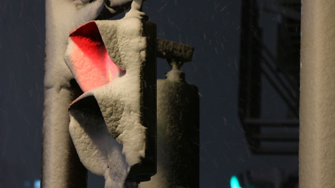 まさか自分の親が…深夜の雪降る国道で保護された82歳父。警察署に駆けつけた56歳娘が見た「驚きの惨状」