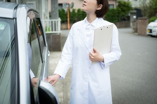 難病患者や家族にとって、在宅医療の意義は大きい。 （画像はイメージです／PIXTA）