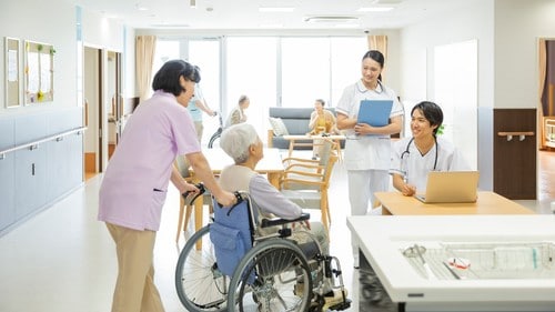 老人ホームの売り上げは介護保険報酬と入居者の月額利用料からなる。（※写真はイメージです／PIXTA）