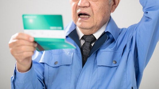 やらかした…〈年金月25万円〉70歳男性の後悔。「特別な年金」をもらい忘れて“200万円の大損”【CFPが解説】