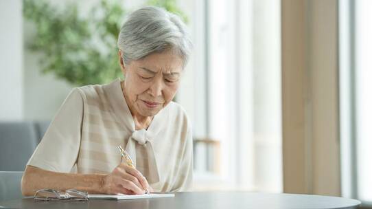 【全財産は長女に】…嫁にいびられ続けた高齢女性、涙こらえて書いた遺言書が「引き出しから消えた!」