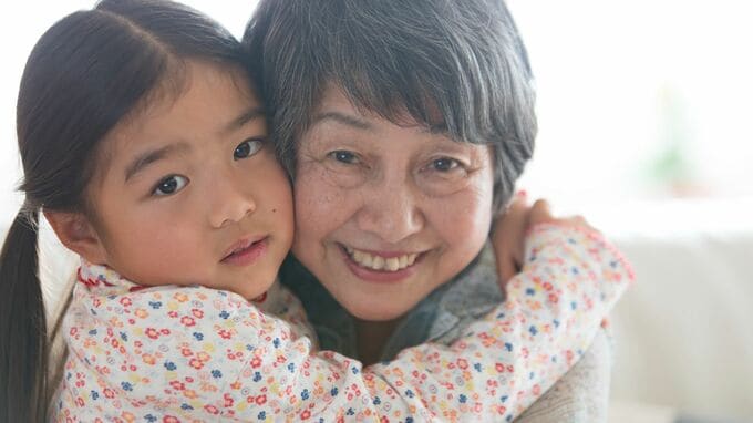 「私は幸せなおばあちゃん」のはずが…〈年金月23万円〉65歳主婦、娘一家と二世帯同居を始めるも、ひたすら後悔。“孫と暮らす老後”で失った「大切なもの」【CFPの助言】