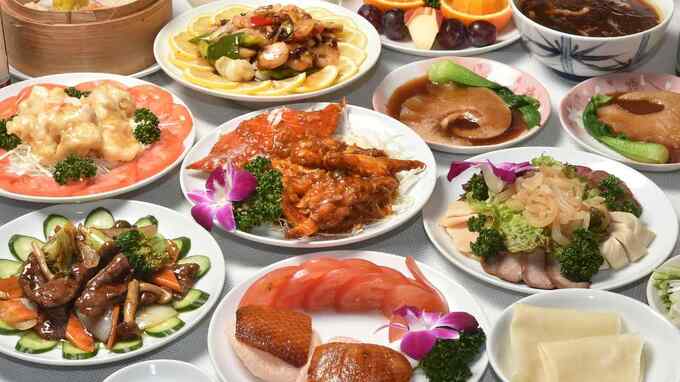 「片手に箸、片手にレンゲ」はマナー違反⁉︎どこを取っても和食と違う「中国料理」のマナー【テーブルマナー研究家が解説】