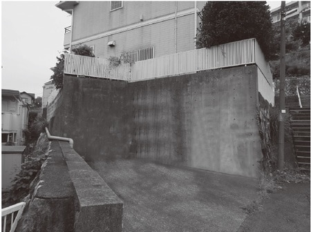 ［図表1］土地購入時。ここから解体して地下を作ってB1+3F 建ての木造建築