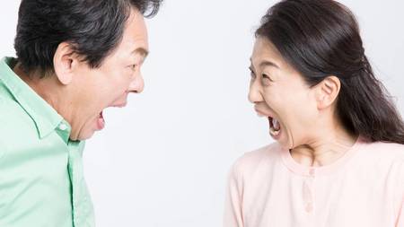 「不公平だ！」「10年前の話よ！」（※写真はイメージです／PIXTA)