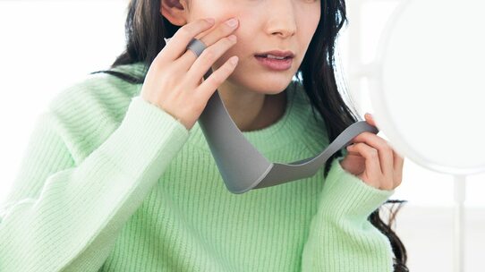 ニキビは皮膚科に行くべき?受診のタイミングや皮膚科での治療方法【医師が解説】