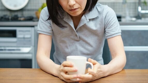 「父は認知症、弟は無職」実家に残された“ダブル扶養”に限界…家族崩壊寸前の50代長女が語る「介護と自立のはざま」