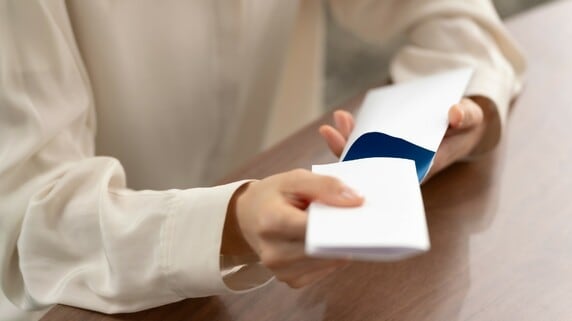 「これ、何の書類？」退職金3,200万円・貯金4,500万円…歓送迎会の翌日、リビングで見つけた〈まさかの文面〉