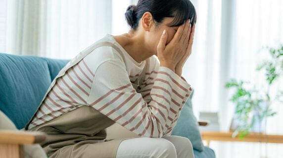 「手取り、たったこれだけ…？」熟年離婚で〈1,200万円〉を分与された56歳女性、派遣で自立を目指すも〈給与明細〉に絶望したワケ【CFPが解説】