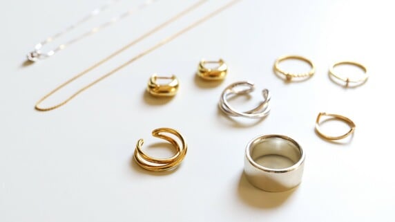 同じ18金なのに「色」で買取価格は変わる？ピンク・ホワイト・イエローゴールド…「カラーゴールド」の価値と売却時の注意点