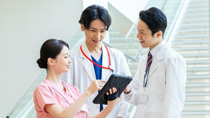 未だFAXと電話しかない施設も…医療業界のデジタル移行の遅れが招く＜問題点と対策＞【訪問診療クリニック開業医が解説】