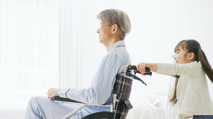 老人ホームは終の棲家？…「転ホーム」を拒絶する家族の本音