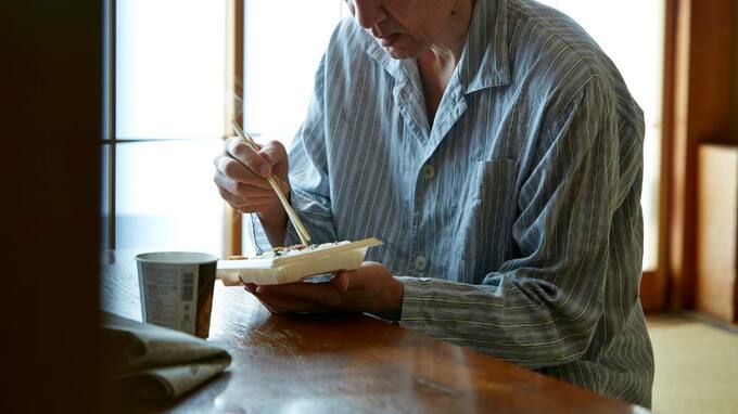 「冷房もほとんどつけられない…」年金月6万円・78歳男性、〈蒸し暑い団地の一室〉で食べる“半額弁当”の夜