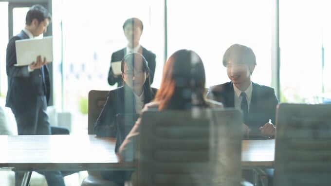 国民の過半数が「生活が苦しい」…窮状打破のため、日本政府が改めようとしている「企業と勤労者の関係」【経営学者が解説】