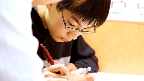 個別指導塾の経営のやりがいは「生徒が志望校にごうかくしたときの喜び」を挙げるオーナーが多いという。