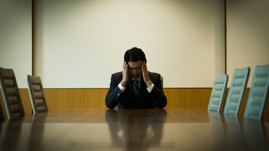 経営者が陣頭指揮を執っており、後継者を決めていない中小企業はたくさんある(画像はイメージです/PIXTA)