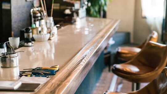 喫茶店の女主人の「悩み」を引き出す謎の男。和久井は・・・!?
