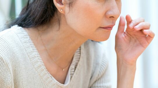 「ゆがんで見える」は要注意!欧米で失明原因トップの病気、「加齢黄斑変性」かも【セルフチェック付】