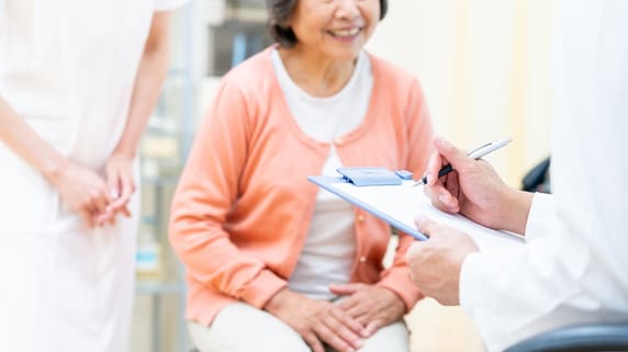 令和7年度保険料見直しで高齢者の「受診控え」が進む？クリニックに求められる対応策【コンサルタントの助言】