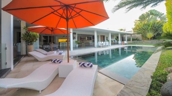 スミニャックの一等地！希少なビーチ至近の大型ヴィラ