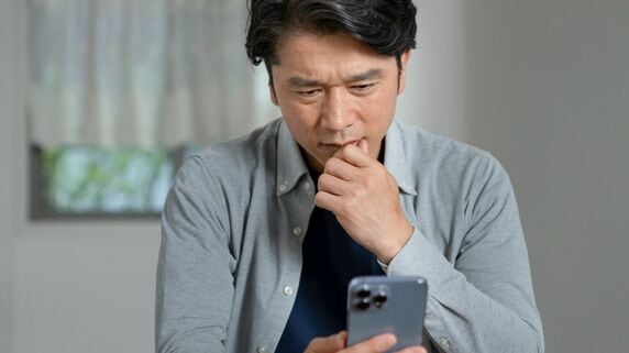 「それ、全部ノイズです」年収3000万円エリートがハマる「情報過多地獄」。スマホ断ちより効果的な資産形成術とは？