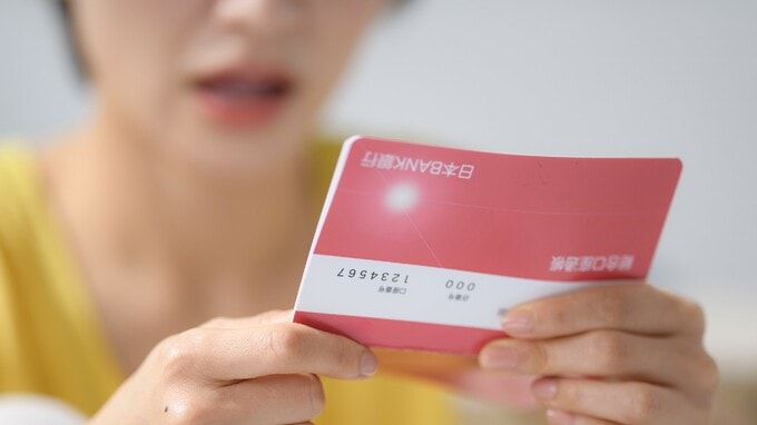 「通帳を開いた瞬間、固まりました」年金月10万円・75歳母、地方移住後の“請求額”…娘が言葉を失った理由