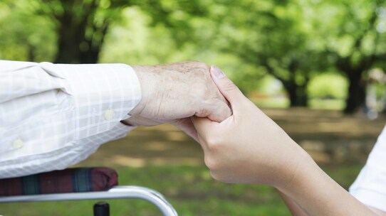 自宅の近くか、子どもの家の近くか・・・介護施設選びのポイント
