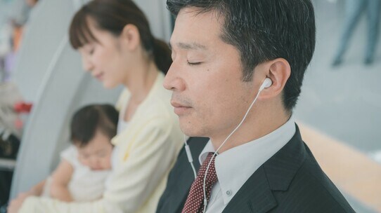 電車内で泣き出した赤ちゃんに強面の男が「うるせぇ」と迫ったら