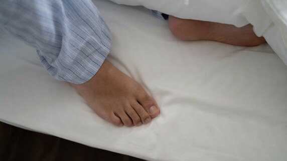 医師も知らない「むずむず脚症候群」と「レム睡眠行動障害」…原因と対処法【専門医が解説】