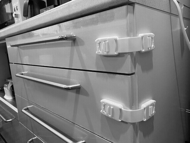 指挟み防止ストッパーをつけて揺れてもロックがかかるようにしています。ストッパーは100円ショップで購入