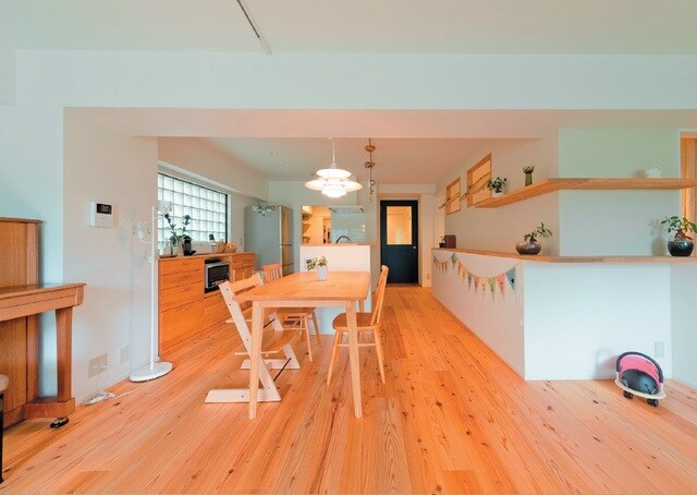 RC構造の梁と子ども部屋とキッチン、家族の温度が伝わる風景。